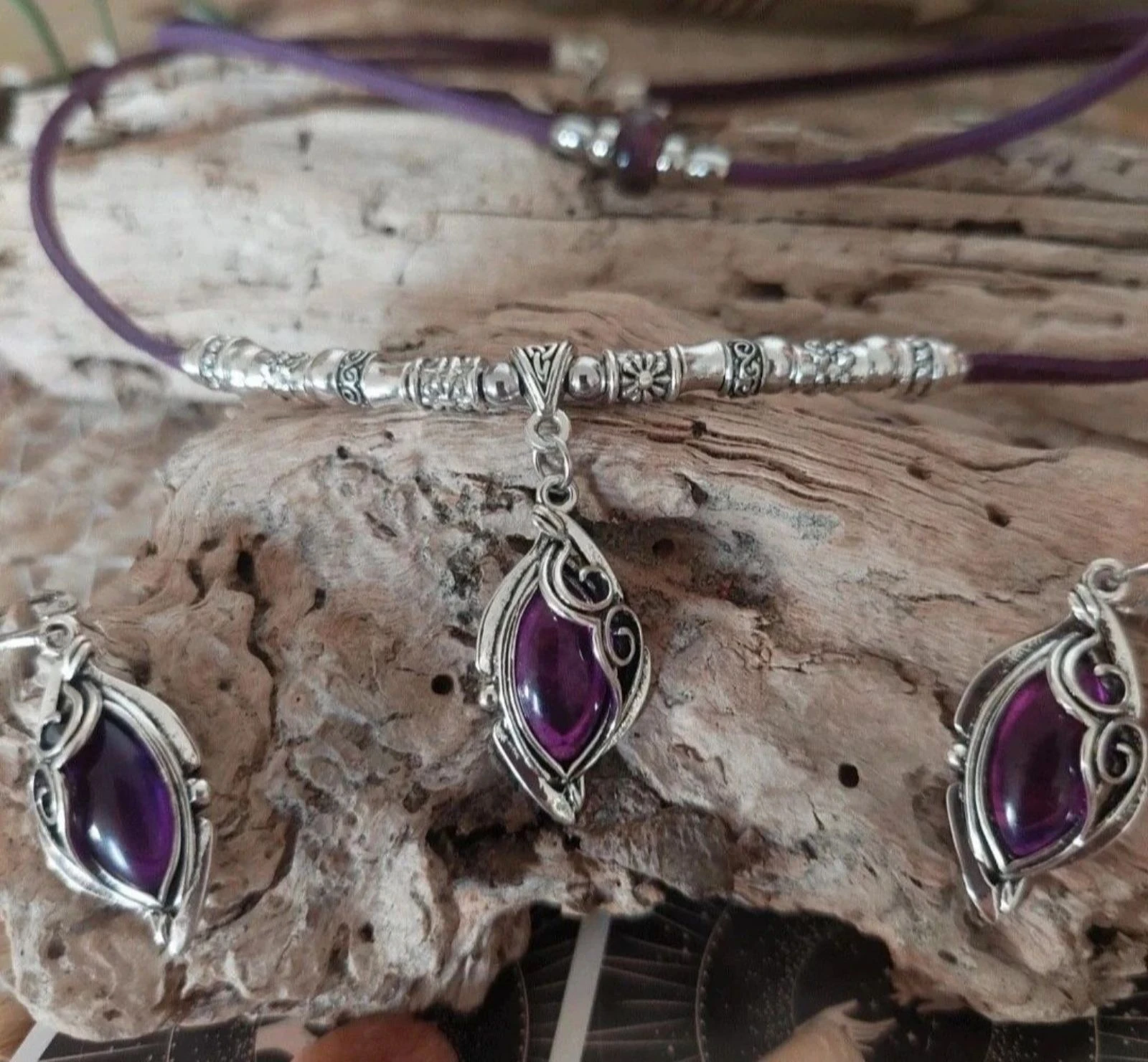 Parure boho mystique doublerangs
cabochon spirale resine translucide violette